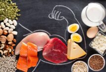 Un bras avec des aliments pour illustrer l'importance de l'alimentation dans la progression physique Programme nutritionnel réalisé par Mathieu Coach sportif à Toulouse et à distance via l'application de suivi