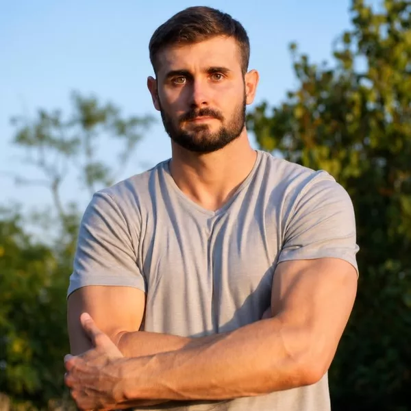 Mathieu, coach sportif à Auterive, Muret, Cintegabelle, spécialiste en musculation et longévité, offrant un accompagnement et des séances personnalisées.